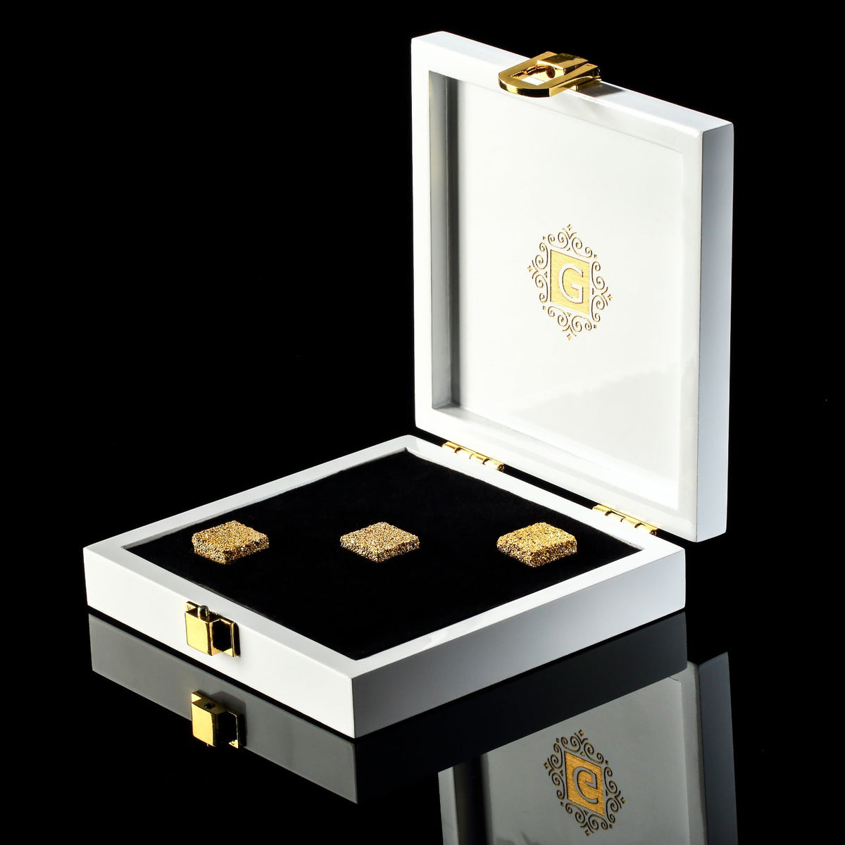 NOBLINE Gold Sugar Premium Edition – open white wooden box with 3 cubes